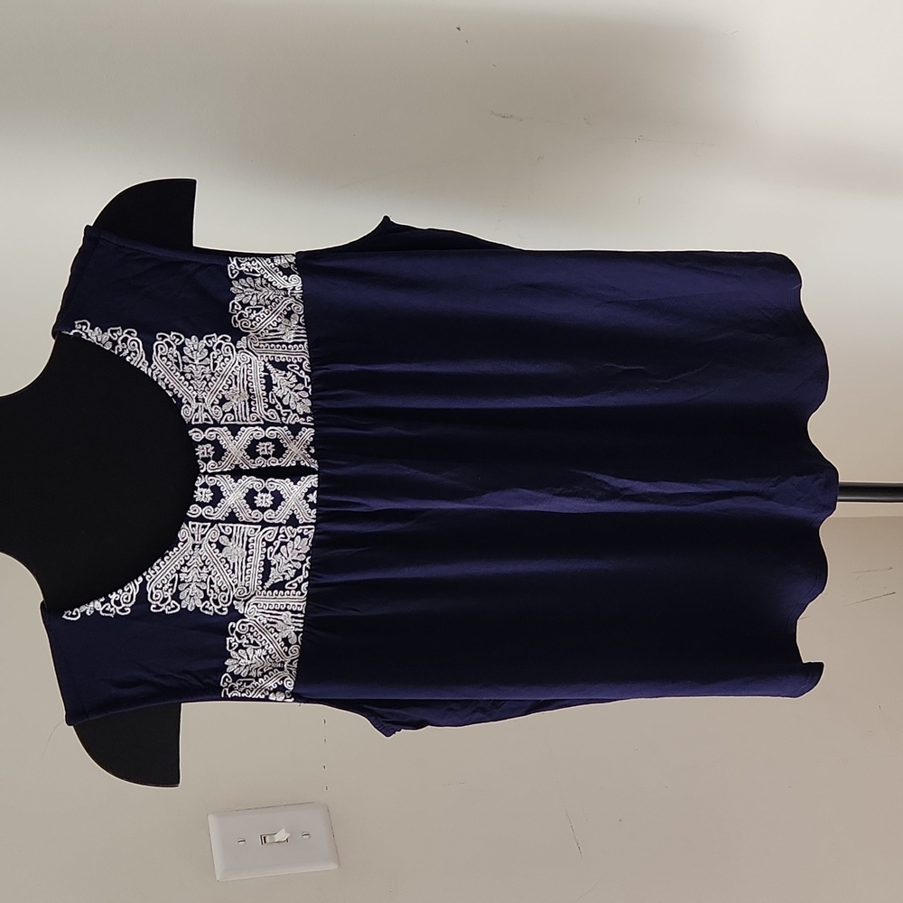 Adrianna Papell Blue and white embroidered sleeveless top. Size L.